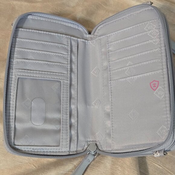 Vera Bradley Polar Bear Wristlet - Picture 6 of 7